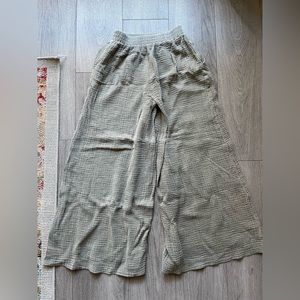 Wide leg linen pants, high waisted. Color Taupe.